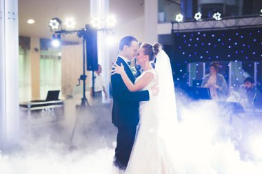 Güzel beyaz bir çift yeni evlendiler ve ilk danslarını ediyorlar..