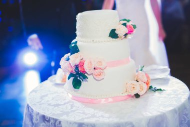 Masada süslü düğün pastası var..