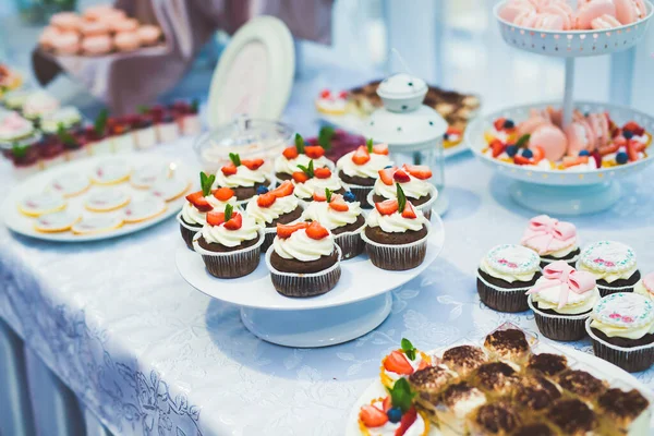 Deliciosos Dulces Buffet Dulces Boda Con Postres Cupcakes — Foto de Stock
