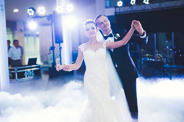 Eerste Huwelijksdans Van Pasgetrouwde Echtparen Restaurant — Stockfoto