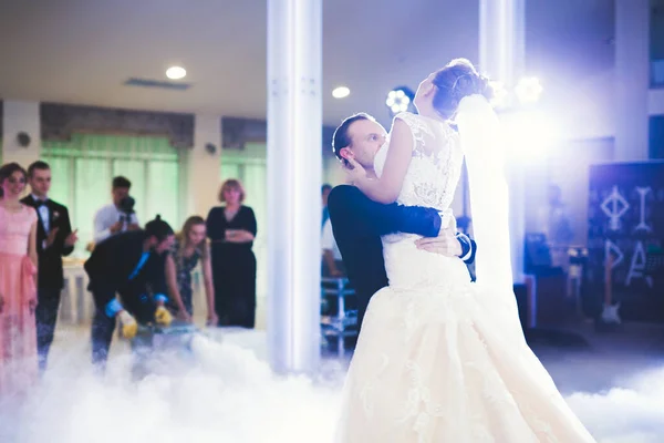 Mooi Kaukasisch Bruiloft Paar Net Getrouwd Dansen Hun Eerste Dans — Stockfoto