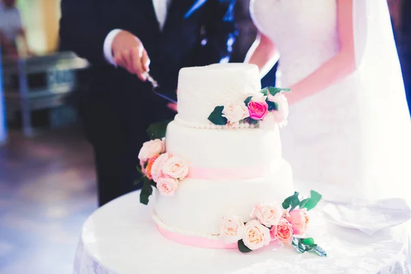 Luxus Dekorierte Hochzeitstorte Auf Dem Tisch — Stockfoto