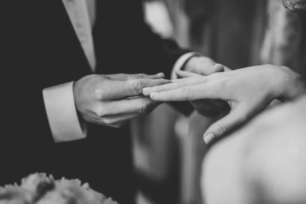 Düğün Çifti Kilisede Evleniyor — Stok fotoğraf
