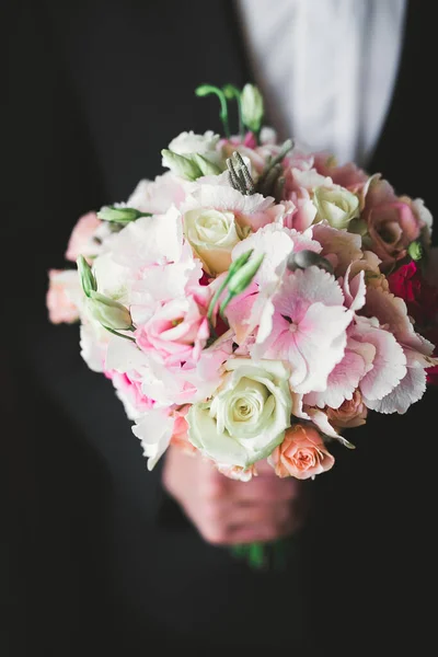 Красивий Весільний Букет Різними Квітами Трояндами — стокове фото