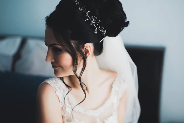 Portret Pięknej Panny Młodej Welonem Mody Dniu Ślubu — Zdjęcie stockowe