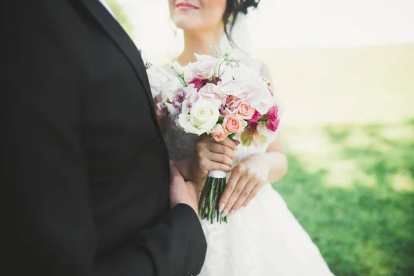 Casamento Recém Casado Casal Correndo Pulando Parque Mantendo Mãos — Fotografia de Stock