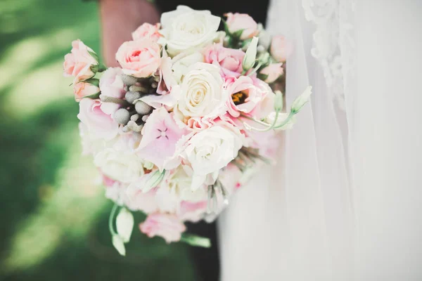 Όμορφο Γαμήλιο Μπουκέτο Διαφορετικά Λουλούδια Τριαντάφυλλα — Φωτογραφία Αρχείου