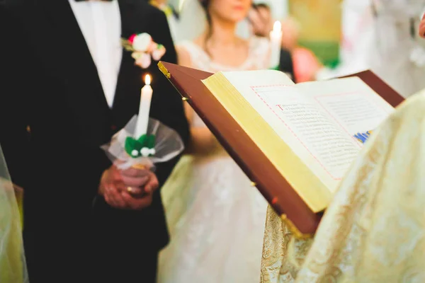 Γάμος Ζευγάρι Bide Και Γαμπρός Παντρεύονται Εκκλησία — Φωτογραφία Αρχείου