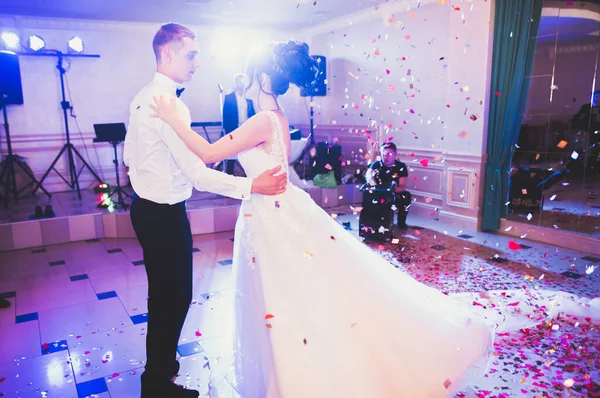 Casal Lindo Caucasiano Acabou Casar Dançar Sua Primeira Dança — Fotografia de Stock