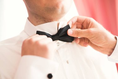 Güzel adam, damat poz veriyor ve düğüne hazırlanıyor..