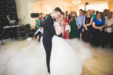 Güzel beyaz bir çift yeni evlendiler ve ilk danslarını ediyorlar..