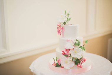 Masada süslü düğün pastası var..