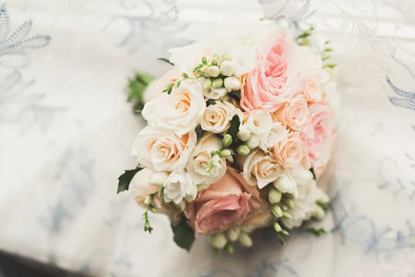 Όμορφο Γαμήλιο Μπουκέτο Διαφορετικά Λουλούδια Τριαντάφυλλα — Φωτογραφία Αρχείου