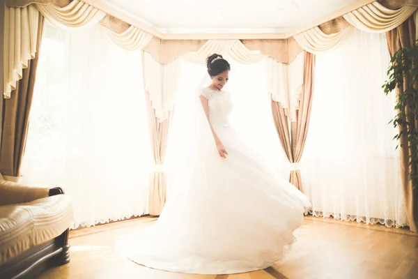 华丽的新娘 身穿长袍 在一个房间里摆出姿势 准备婚礼 — 图库照片
