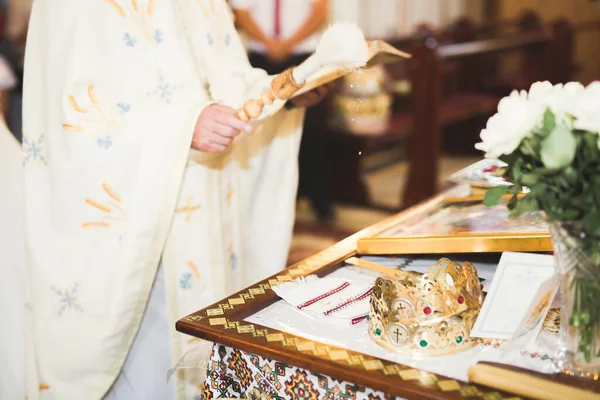 教会のテーブルの上に横たわる黄金の冠 — ストック写真