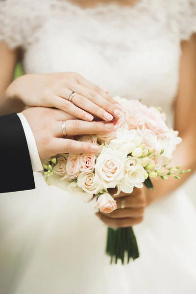 Идеальная Свадебная Пара Роскошным Букетом Цветов — стоковое фото