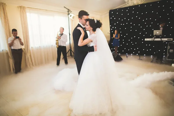 Красива Біла Весільна Пара Щойно Одружилася Танцювала Свій Перший Танець — стокове фото