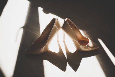 Gelin için beyaz şık düğün ayakkabıları. Yakın plan..