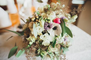 Farklı çiçeklerden oluşan lüks bir düğün buketi..