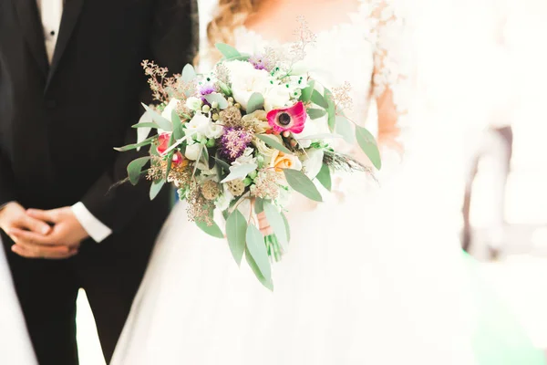 Casal Casamento Perfeito Segurando Buquê Luxo Flores — Fotografia de Stock