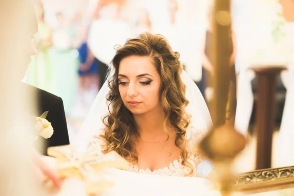 Ślub Para Licytować Pan Młody Wziąć Ślub Kościele — Zdjęcie stockowe