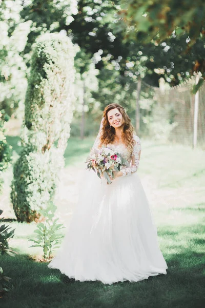 Красивая Невеста Позирует Свадебном Платье Открытом Воздухе — стоковое фото