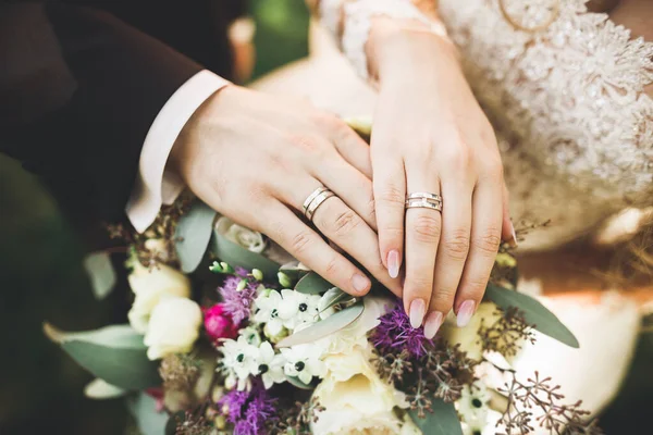 Esküvői Pár Menyasszony Vőlegény Kéz Kézben — Stock Fotó