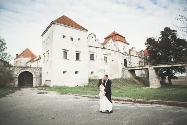 Casal Romântico Bonito Casal Recém Casados Abraçando Perto Castelo Velho — Fotografia de Stock
