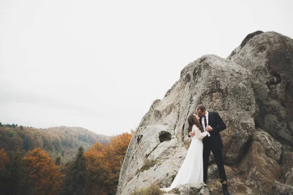 Glad Bröllop Par Poserar Över Vackra Landskap Bergen — Stockfoto