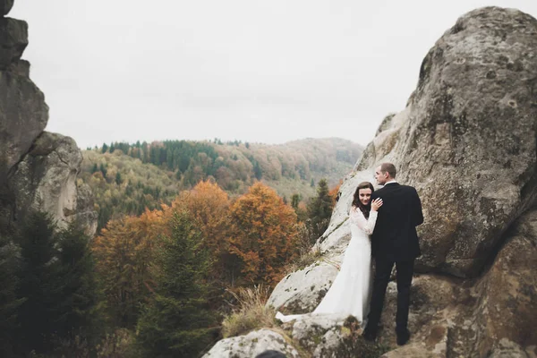Счастливая Супружеская Пара Позирует Над Красивым Пейзажем Горах — стоковое фото