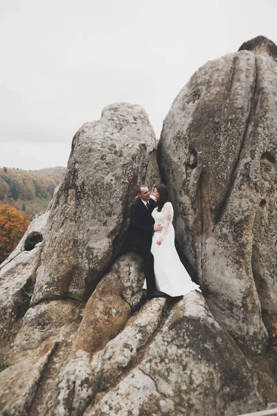 Pareja Feliz Boda Posando Sobre Hermoso Paisaje Las Montañas —  Fotos de Stock