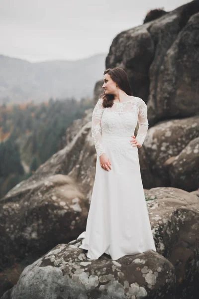 Mujer Belleza Novia Con Vestido Blanco Perfecto Fondo Montañas — Foto de Stock