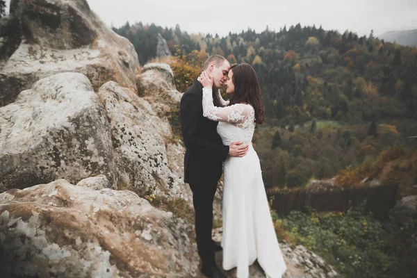 Щаслива Красива Весільна Пара Нареченого Нареченого Весіллі Відкритому Повітрі Скелях — стокове фото