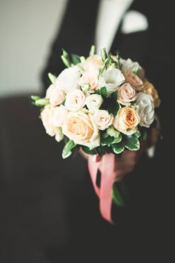 Genç ve yakışıklı bir adam iş toplantısından sonra bir otelde dinleniyor..