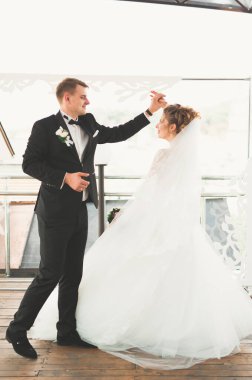 Mükemmel elbise ile iplik güzel gelin ve damat.