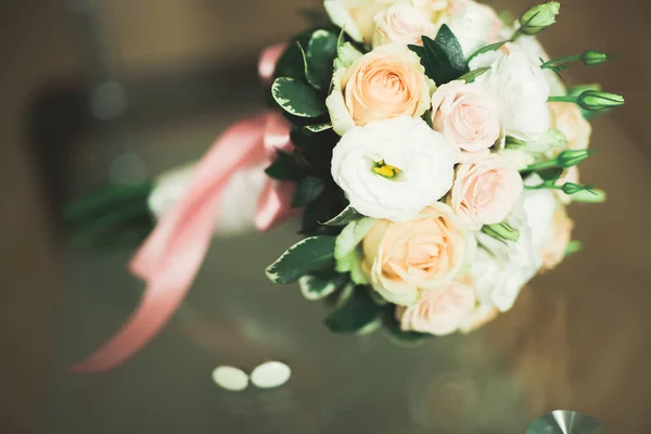 Gyönyörű Esküvői Csokor Különböző Virágokkal Rózsákkal — Stock Fotó