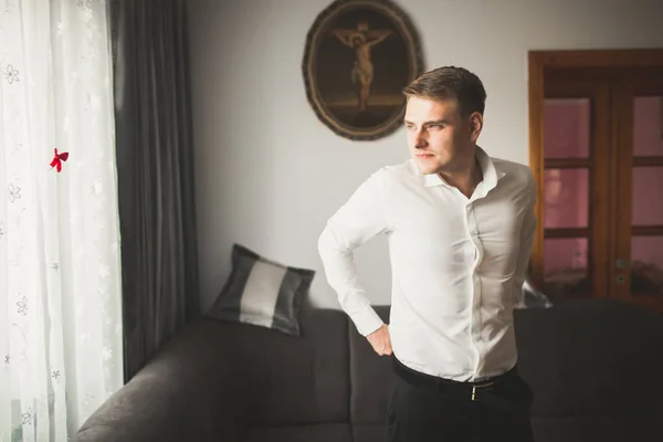 Jovem Homem Bonito Relaxando Seu Apartamento Hotel Após Reunião Negócios — Fotografia de Stock