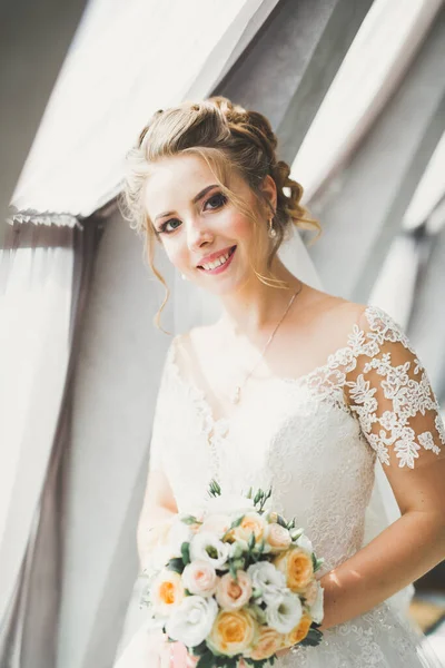 Krásná Luxusní Nevěsta Elegantních Bílých Šatech — Stock fotografie