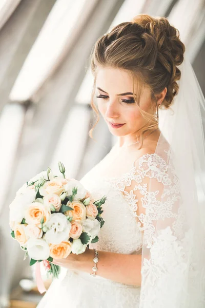 Krásná Luxusní Nevěsta Elegantních Bílých Šatech — Stock fotografie