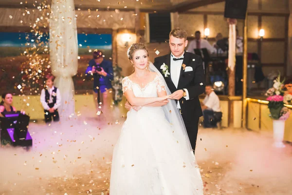 Vackra Kaukasiska Bröllop Par Precis Gift Och Dansar Sin Första — Stockfoto