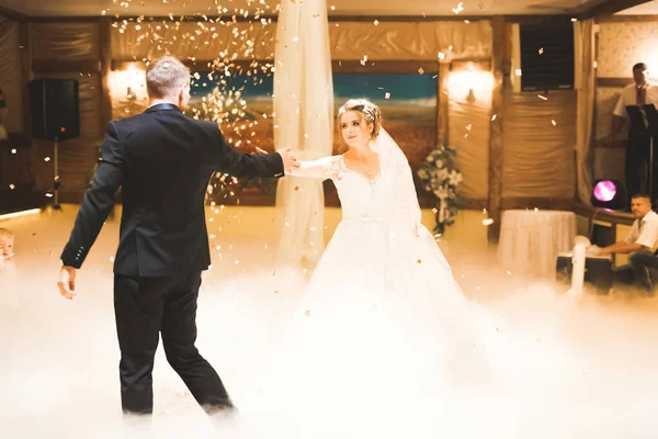 美しい白人の結婚式のカップルちょうど結婚し 彼らの最初のダンスを踊る — ストック写真