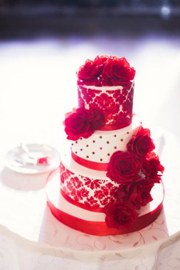 Masada süslü düğün pastası var..