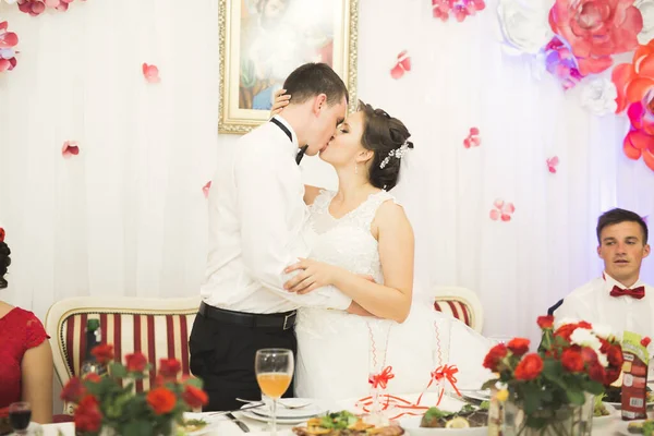 Ідеальна Пара Наречених Позування Нареченого Поцілунки День Весілля — стокове фото