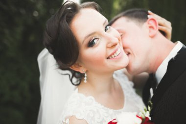 Genç bir çiftin şehvetli portresi. Açık hava..