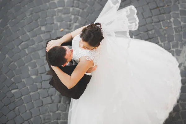 Luxus Hochzeitspaar Braut Und Bräutigam Posiert Der Altstadt — Stockfoto