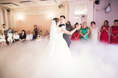 Yeni evli çiftin ilk düğün dansı..