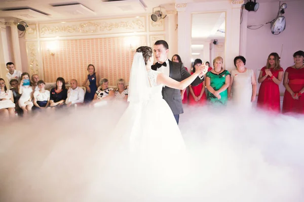 Friss Házaspár Első Esküvői Tánca Étteremben — Stock Fotó