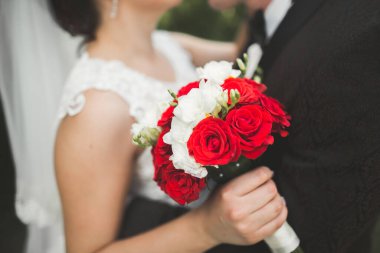 Genç bir çiftin şehvetli portresi. Açık hava..