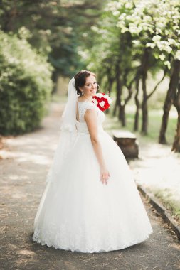 Zarif beyaz elbiseler içinde güzel bir gelin.