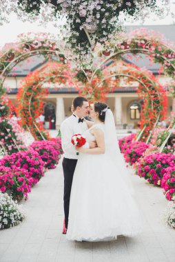 Mükemmel bir çift gelin ve damat düğün günlerinde poz verip öpüşürler..